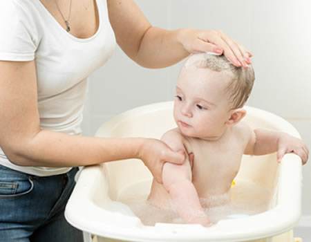baby-in-the-bath-with-mom